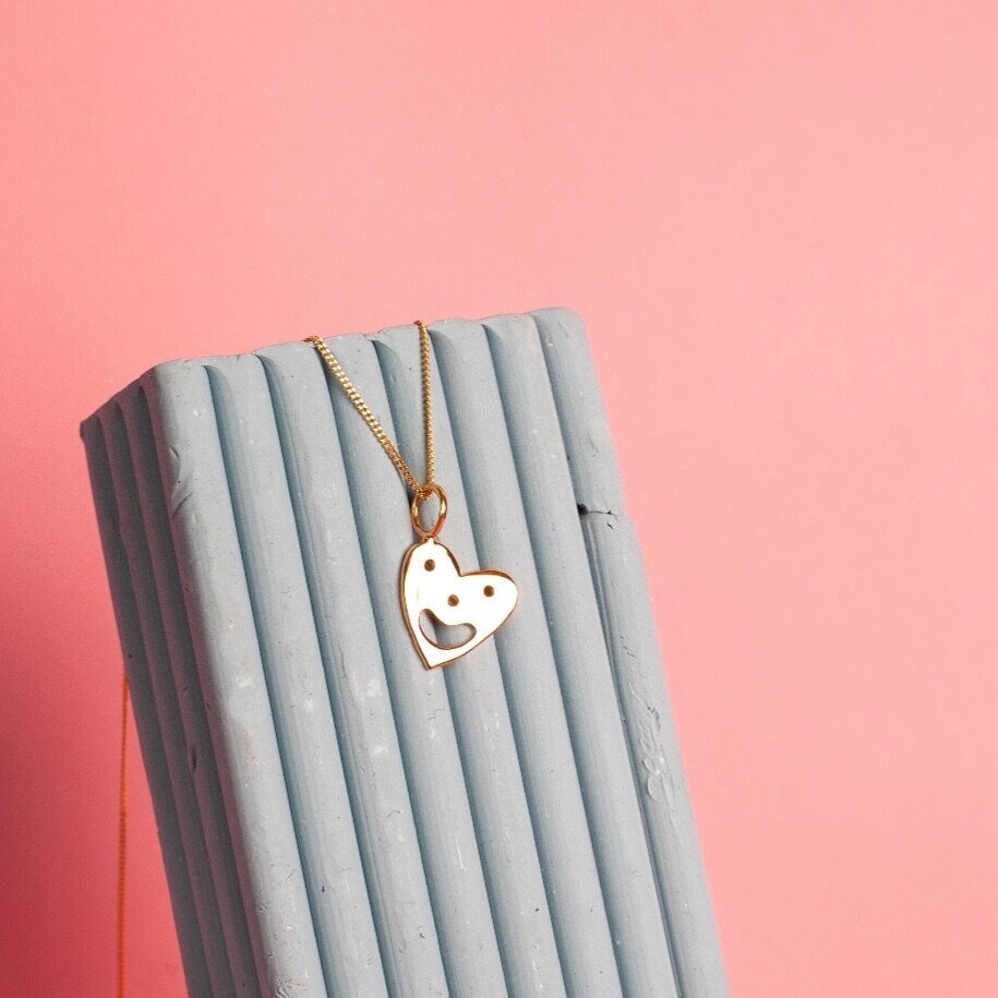 Pendant chain necklace with a smiling heart charm